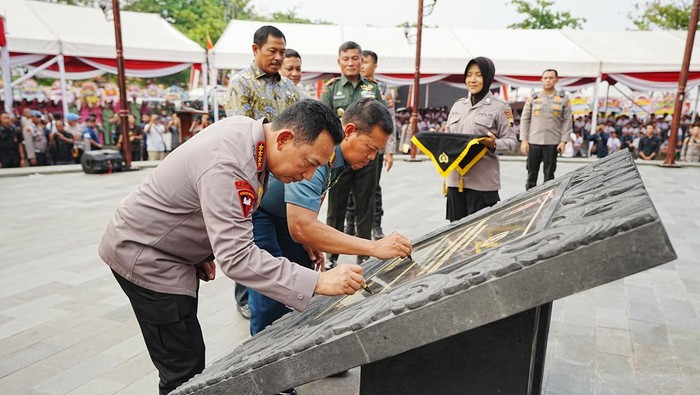 Peresmian Monumen Jenderal Hoegeng Iman Santoso di Kota Pekalongan, Jawa Tengah (Jateng).
