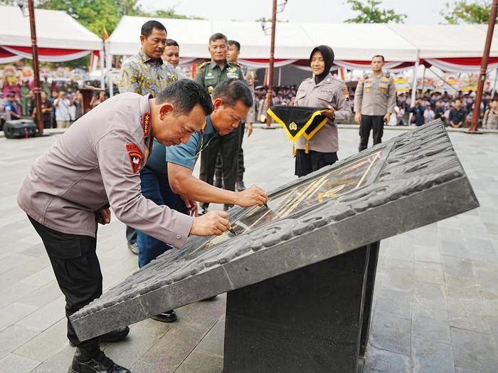 Peresmian Monumen Jenderal Hoegeng Iman Santoso di Kota Pekalongan, Jawa Tengah (Jateng). Peresmian Monumen Jenderal Hoegeng Iman Santoso di Kota Pekalongan, Jawa Tengah (Jateng).