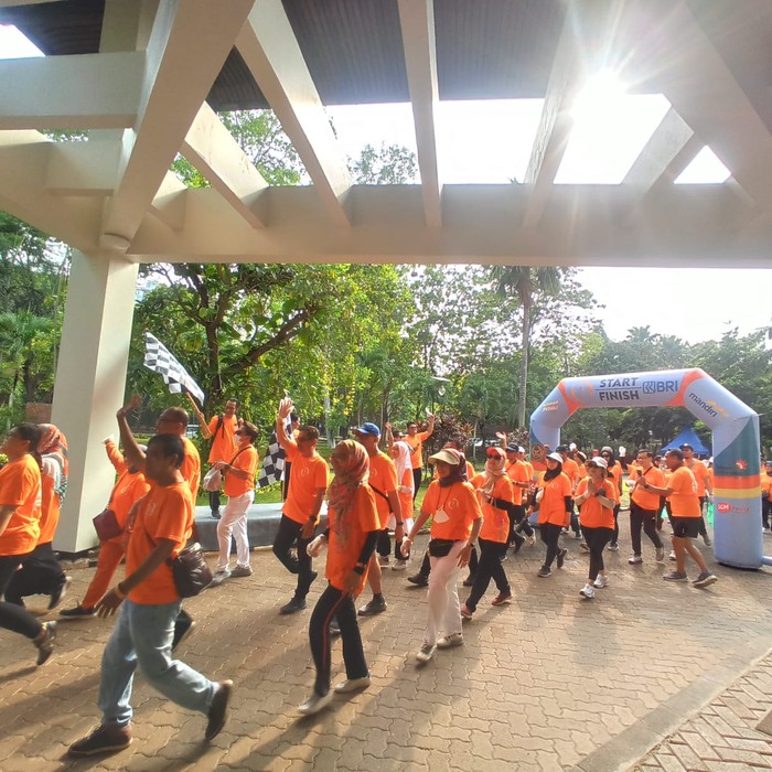 Peserta kegiatan Fun Walk Peduli Lingkungan, Inkubator UMKM, hingga persembahan dari mahasiswa dan alumni FISIP.