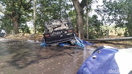 Pikap pembawa air 1.500 liter terguling di jalan Bypass BIL I Gerung Lombok Barat. Foto: (Ahmad Viqi/detikBali)