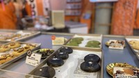 Untuk kue keringnya sendiri berbagai varian mulai dari yang manis hingga pekat bisa dipilih langsung oleh pelanggan. Kue yang rasanya lebih pekat cokelatnya misalnya Triple Chocolate Chip. Foto: detikcom