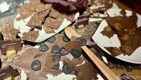 Ada juga cokelat crack yang dipadukan dengan adonan cookie. Perpaduan cokelat yang creamy dan sedikit pahit seimbang dengan cookienya yang renyah dan manis. Foto: detikcom