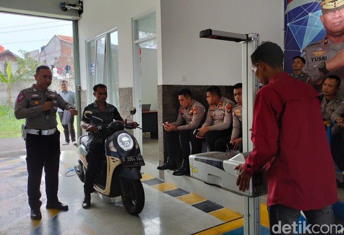 Polisi Menunjukkan Sistem Cek Fisik Kendaraan Online