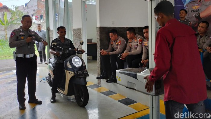 Polisi Menunjukkan Sistem Cek Fisik Kendaraan Online
