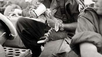 Seorang tentara Prancis memberi makan anak kucingnya selama perang Vietnam Foto: Boredpanda