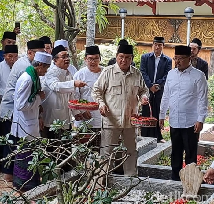 Prabowo Ziarah ke Makam Gus Dur
