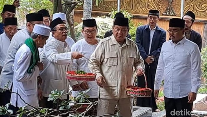 Prabowo Ziarah ke Makam Gus Dur