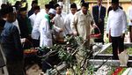 Prabowo Ziarah ke Makam Pendiri NU di Tebuireng Jombang