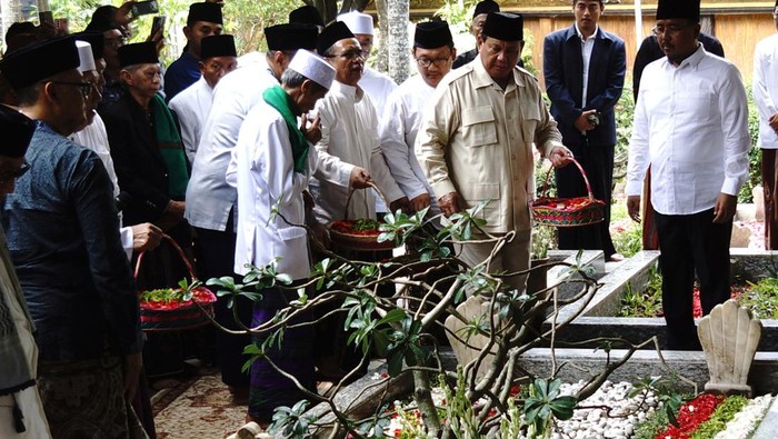 Bakal calon presiden Prabowo Subianto (kedua kiri) memanjatkan doa saat berziarah ke makam Pondok Pesantren Tebuireng, Kabupaten Jombang, Jawa Timur, Sabtu (11/11/2023). Prabowo selain melakukan ziarah ke makam pendiri NU, Presiden ke-4 KH Abdurrahman Wahid atau Gus Dur serta tokoh lainnya, juga menggelar pertemuan tertutup dengan Kyai Mataraman. ANTARA FOTO/Syaiful Arif/Spt.