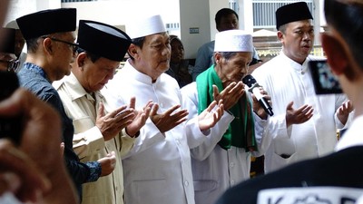 Prabowo Ziarah ke Makam Pendiri NU di Tebuireng Jombang