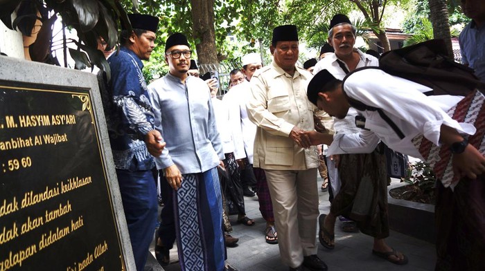 Prabowo Ziarah ke Makam Pendiri NU di Tebuireng Jombang Bakal calon presiden Prabowo Subianto (kedua kiri) memanjatkan doa saat berziarah ke makam Pondok Pesantren Tebuireng, Kabupaten Jombang, Jawa Timur, Sabtu (11/11/2023). Prabowo selain melakukan ziarah ke makam pendiri NU, Presiden ke-4 KH Abdurrahman Wahid atau Gus Dur serta tokoh lainnya, juga menggelar pertemuan tertutup dengan Kyai Mataraman. ANTARA FOTO/Syaiful Arif/Spt.