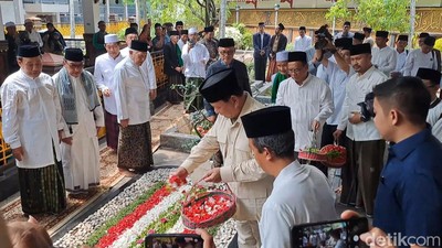 Momen Prabowo Subianto Ziarah ke Makam Gus Dur