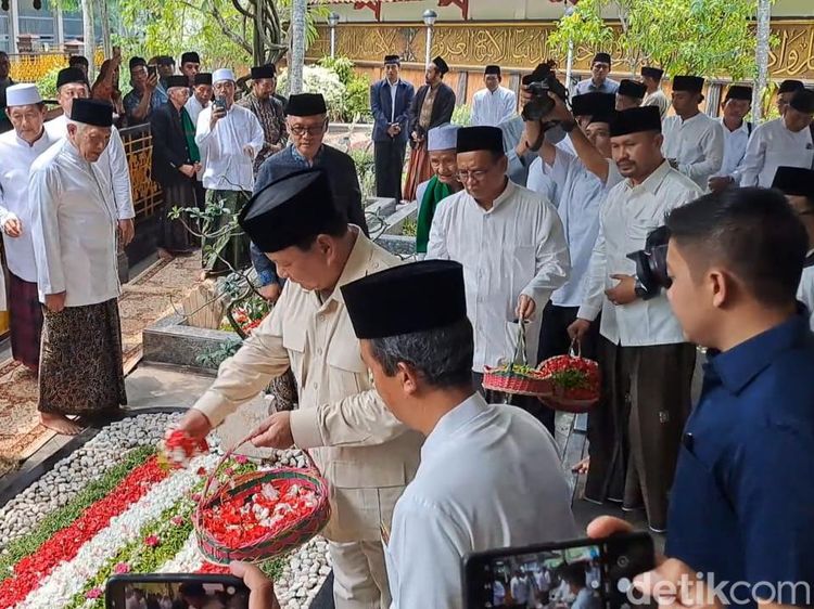 Momen Prabowo Subianto Ziarah ke Makam Gus Dur