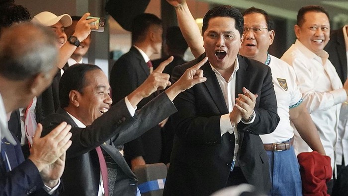 Presiden Jokowi Nonton Pembukaan Piala Dunia U-17 2023 Presiden Joko Widodo bersama Ketua Umum PSSI Erick Thohir (ketiga kanan), Menteri Pertahanan Prabowo Subianto (kedua kanan), dan Ketua MPR Bambang Soesatyo (kanan) menyaksikan pertandingan babak penyisihan Grup A Piala Dunia U-17 2023 antara Timnas Indonesia melawan Timnas Ekuador di Stadion Gelora Bung Tomo, Surabaya, Jawa Timur, Jumat (10/11/2023).