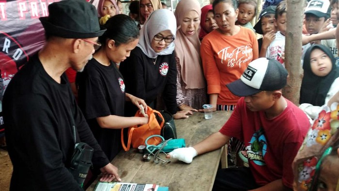 Relawan Gaspro 01 Gelar Pemeriksaan Kesehatan Gratis di Karawang Gerakan Sahabat Prabowo (Gaspro) 01 mendeklarasikan dukungan kepada Prabowo-Gibran, Jumat (10/11/2023). Selain itu, mereka juga menggelar pemeriksaan kesehatan gratis kepada warga.