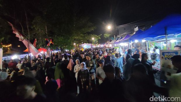 Ribuan warga penuh sesak mengunjungi dan berburu jajanan di Galuh Culinary Night pada saat pembukaan.