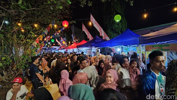 Ribuan warga penuh sesak mengunjungi dan berburu jajanan di Galuh Culinary Night pada saat pembukaan.