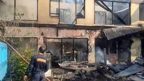 Ruko berlantai dua di Lingkungan Bakung, Kelurahan Sukasada, Kecamatan Sukasada, Kabupaten Buleleng, ludes terbakar, Sabtu (11/11/2023). (Dok. Polsek Sukasada)