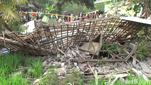 Rumah warga Lumajang ambruk.