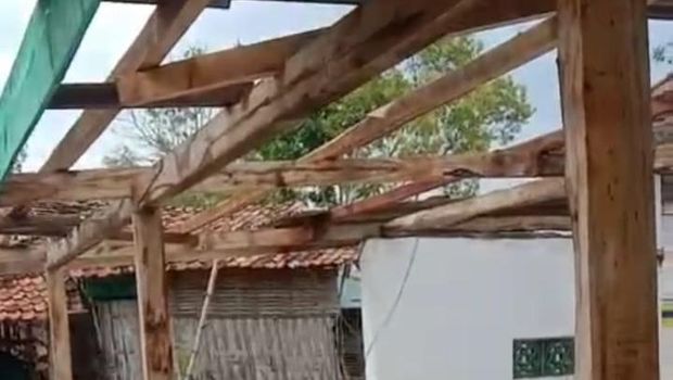 Rumah warga rusak diterjang hujan disertai angin kencang.