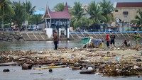 Pantai yang berada di kawasan kampus dan menjadi wisata alternatif bagi mahasiswa dan masyarakat umum tersebut dipenuhi sampah kayu dan plastik. 