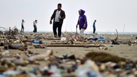 Sampah yang berserakan itu akan mengganggu kenyamanan wisatawan. 