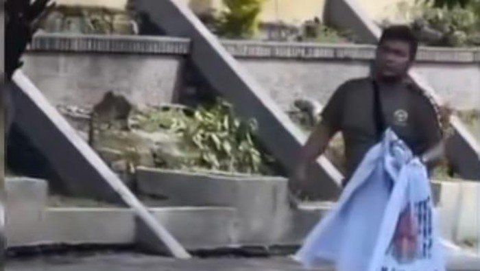Satpol PP di Kota Pematang Siantar mencopot spanduk Ganjar Pranowo. (Istimewa)