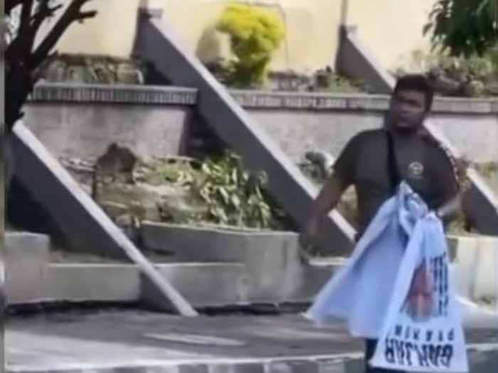 Satpol PP di Kota Pematang Siantar mencopot spanduk Ganjar Pranowo. (Istimewa)