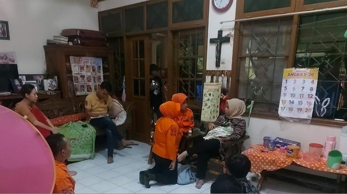Sejumlah personel BPBD Surabaya mendatangi rumah penemu bayi di Swalayan.