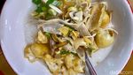 Mantap! Di Tenda Bubur H. Furoda Ada Bubur Oriental Halal Pakai Chili Oil