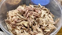 Kenikmatan Bubur Ayam H. Furoda tak lepas dari penggunaan suwiran ayam. Berasal dari ayam petelur, dagingnya lebih tebal.