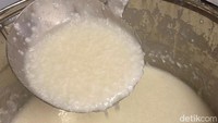 Tekstur bubur ayam di sini tak begitu encer meski bergaya oriental. Dalam sehari, mereka bisa menjual 300 porsi bubur ayam lho!