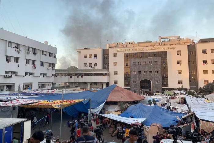 Smoke rises as displaced Palestinians take shelter at Al Shifa hospital, amid the ongoing conflict between Hamas and Israel, in Gaza City, November 8, 2023. REUTERS/Doaa Rouqa/File Photo Acquire Licensing Rights