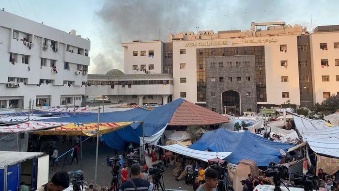 Smoke rises as displaced Palestinians take shelter at Al Shifa hospital, amid the ongoing conflict between Hamas and Israel, in Gaza City, November 8, 2023. REUTERS/Doaa Rouqa/File Photo Acquire Licensing Rights