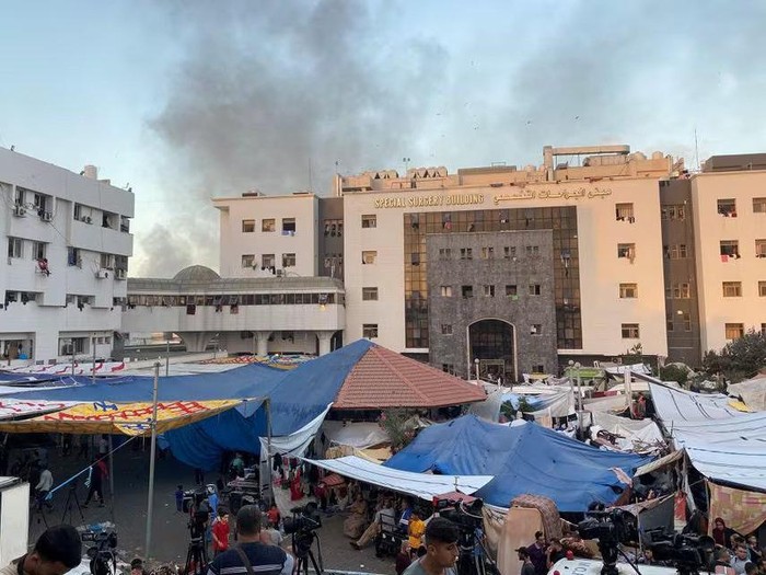 Smoke rises as displaced Palestinians take shelter at Al Shifa hospital, amid the ongoing conflict between Hamas and Israel, in Gaza City, November 8, 2023. REUTERS/Doaa Rouqa/File Photo Acquire Licensing Rights