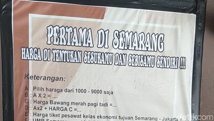 Soto Pak Hadi di Jalan Batan Selatan Kota Semarang pada Santi (11/11/2023). Pengunjung dibuat memeras otak karena harus memecahkan soal Matematika jika ingin mendapatkan harga soto yang mereka inginkan.
