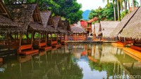Tak hanya dijadikan sebagai tempat wisata untuk keluarga, Kampung Turis juga sering digunakan oleh sejumlah perusahaan, instansi, lembaga, hingga komunitas tertentu untuk menyelenggarakan kegiatan outbound, training, meeting, hingga gathering (Foto: Irvan Maulana/detikJabar)