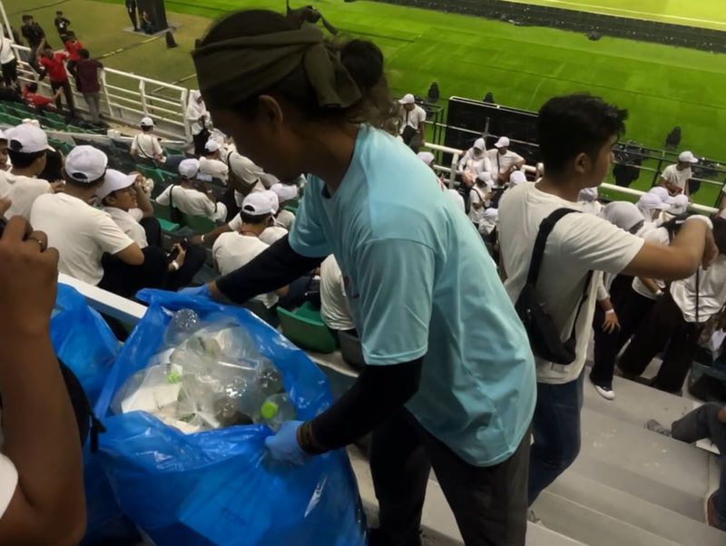 Suporter Indonesia Bersihkan Sampah di Stadion GBT