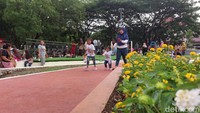 Warga Cirebon tengah menikmati keindahan di Taman Pataraksa Cirebon (Devteo Mahardika/detikJabar)