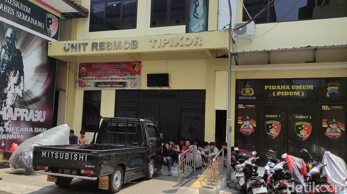 Foto para remaja yang diamankan di depan ruang Resmob Polrestabes Semarang. Mereka diamankan karena diduga hendak tawuran.