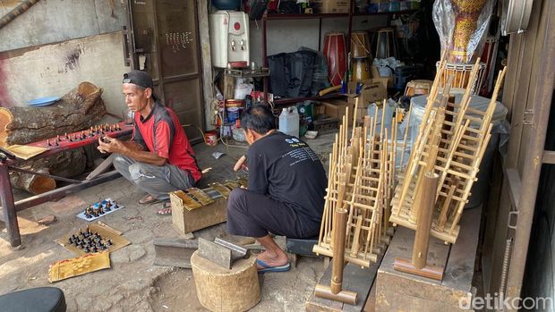Tempat servis alat musik tradisional Sunda milik Pepen di Kiaracondong, Kota Bandung