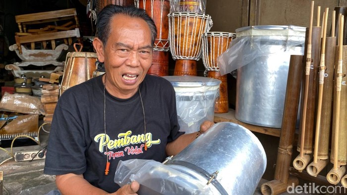 Tempat servis alat musik tradisional Sunda milik Pepen di Kiaracondong, Kota Bandung