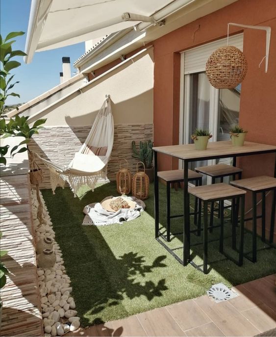 Teras Rumah Minimalis dengan Hammock.