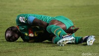 Pemain Senegal Dieme Yaya mengalami cedera di lengannya setelah terinjak oleh kali pemain Argentina. Setelah mendapatkan penanganan medis, Yaya bisa kembali bermain.