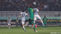 Duel di udara mewarnai laga yang berlangsung dengan sengit ini.