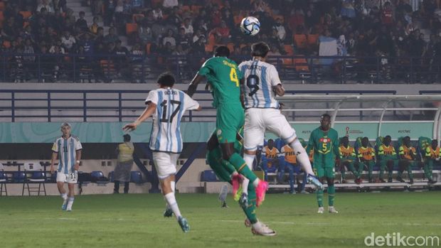 Timnas Argentina U-17 dipermalukan oleh Timnas Senegal U-17 dalam laga Piala Dunia U-17 2023 di Stadion Si Jalak Harupat, Kabupaten Bandung.