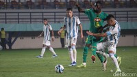 Kedua tim bermain menyerang, gol cepat pemain Senegal Amara Diouf di menit awal membuat Argentina ketinggalan satu gol.