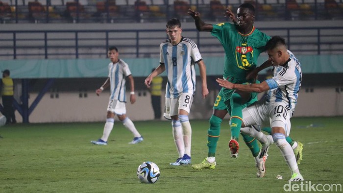 Timnas Argentina U-17 dipermalukan oleh Timnas Senegal U-17 dalam laga Piala Dunia U-17 2023 di Stadion Si Jalak Harupat, Kabupaten Bandung.