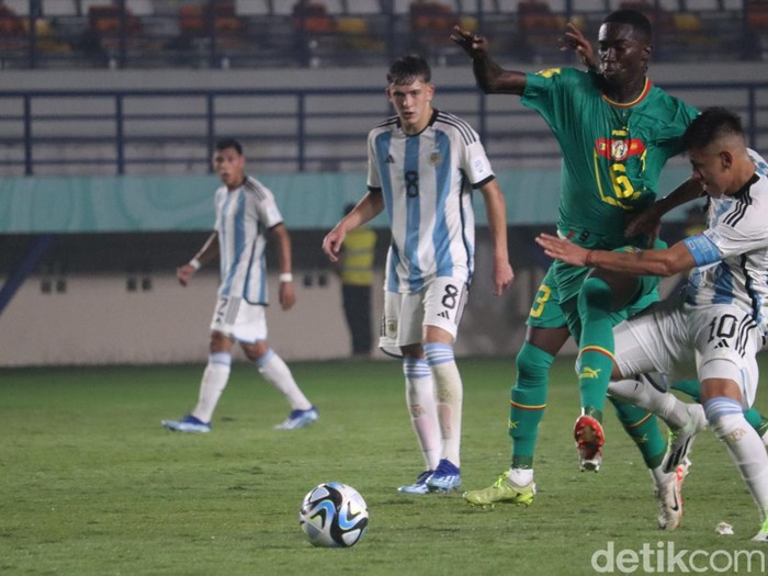 Timnas Argentina U-17 dipermalukan oleh Timnas Senegal U-17 dalam laga Piala Dunia U-17 2023 di Stadion Si Jalak Harupat, Kabupaten Bandung.