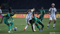 Argentina berhasil memperkecil ketertinggalan menjadi 2-1 di babak perpanjangan waktu gawang Senegal kebobolan. Tetapi skor tak berubah sampai peluit panjang tanda pertandingan berakhir ditiup.